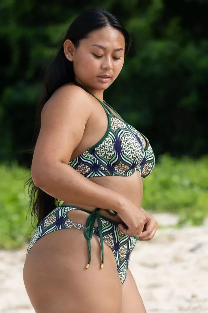 women-in-bikinis-summer-vacation-swim-style
